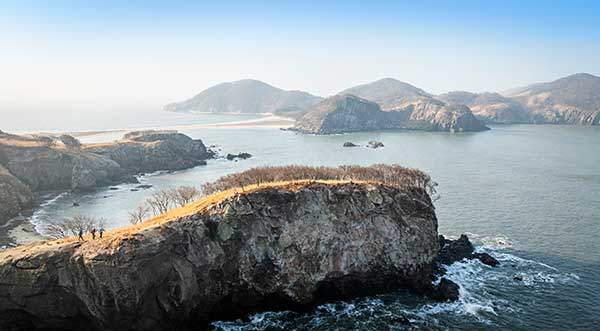 연평산 지능선. 뒤로 목기미해변과 개머리언덕으로 뻗은 능선이 드러난다.