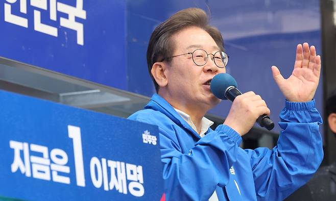 이재명 더불어민주당 대선 후보가 15일 전남 순천시 연향동 패션의거리에서 열린 유세에서 지지호소를 하고 있다. 뉴시스
