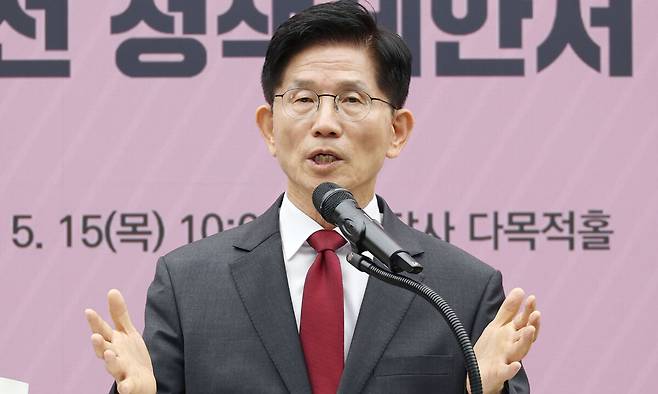 국민의힘 김문수 대선후보가 15일 서울 여의도 중앙당사에서 열린 대한민국교원조합 제12대 대선 정책제안서 전달식에서 인사말을 하고 있다. 뉴스1