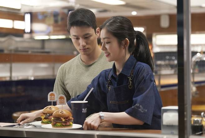 신승호와 아이린.&nbsp;영화 ‘더블패티’ 스틸컷