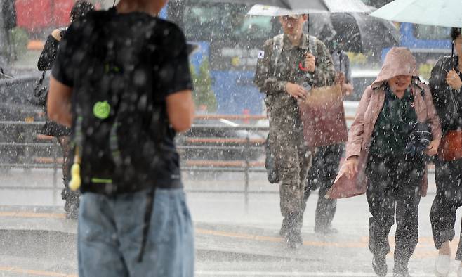 16일 서울역 일대에 강한 비가 내리고 있다. 연합뉴스