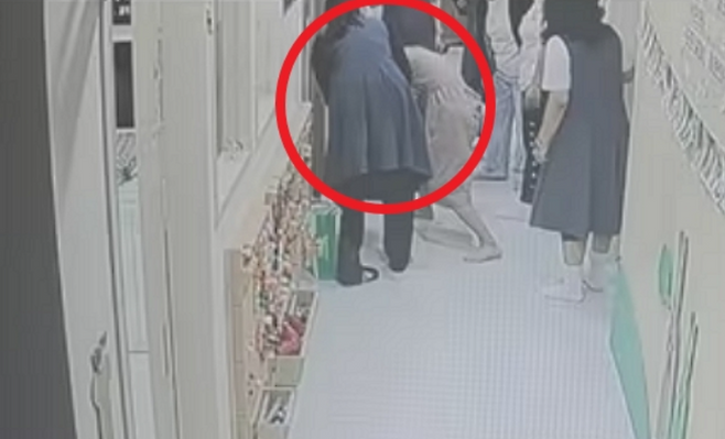 대구 소재 어린이집에서 원장이 숨을 쉬지 못하는 아기를 구조하는 모습. 김영숙 원장 제공