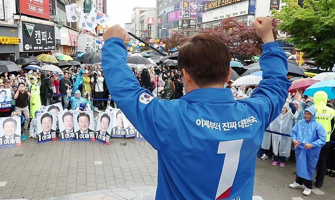 더불어민주당 이재명 대선 후보가 16일 전북 전주시 전북대 후문에서 열린 유세에서 지지를 호소하고 있다. 공동취재