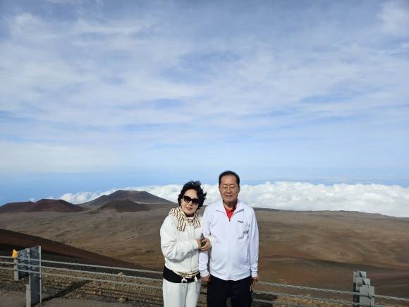이재명 더불어민주당 대선 후보가 연일 ‘러브콜’을 보내고 있는 홍준표(오른쪽) 전 대구시장이 15일 페이스북에 미국 하와이 빅아일랜드에 위치한 마우나케아산 정상에서 부인 이순삼씨와 팔짱을 끼고 찍은 사진을 올렸다. 홍준표 전 대구시장 페이스북 캡처