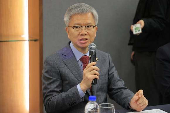 김택우 대한의사협회 회장이 지난 9일 서울 마포구 서울가든호텔에서 열린 2026년도 요양급여비용 계약 이사장-의약단체장 합동간담회에서 인사말을 하고 있다. 연합뉴스