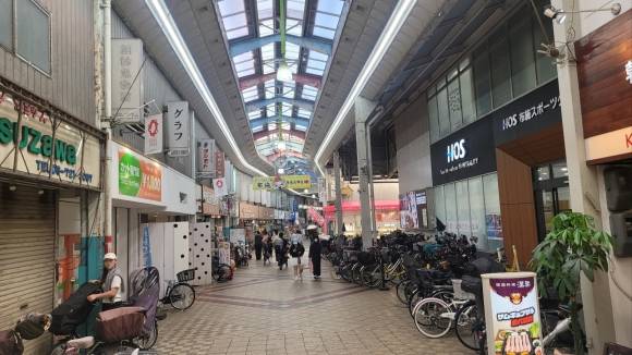 세카이 호텔이 위치한 후세 시장의 모습. 세카이 패스를 활용하면 일부 상점에서 할인 등의 혜택을 받을 수 있다. 오사카 이주원 기자