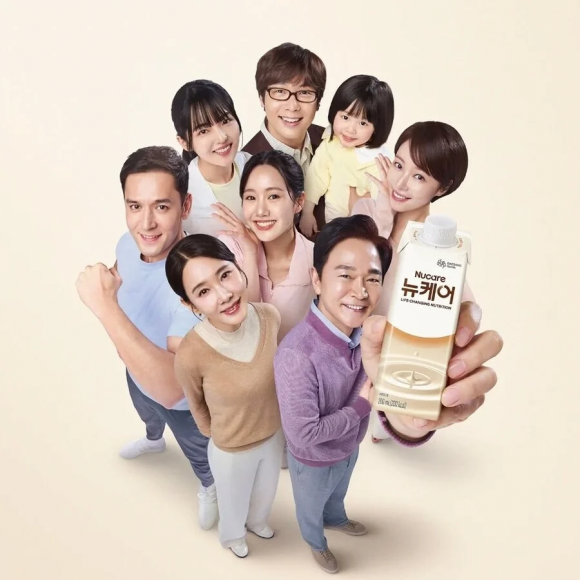 배우 황정음(맨 오른쪽) 등 MBC 시트콤 ‘지붕뚫고 하이킥’ 출연진들이 출연한 대상웰라이프 ‘뉴케어’ 광고 이미지. 자료 : 대상웰라이프