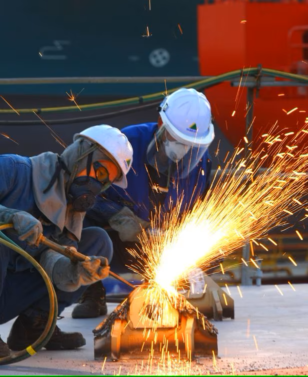 HD한국조선해양 직원들이 조선소에서 용접을 하고 있다. 사진 제공=HD한국조선해양