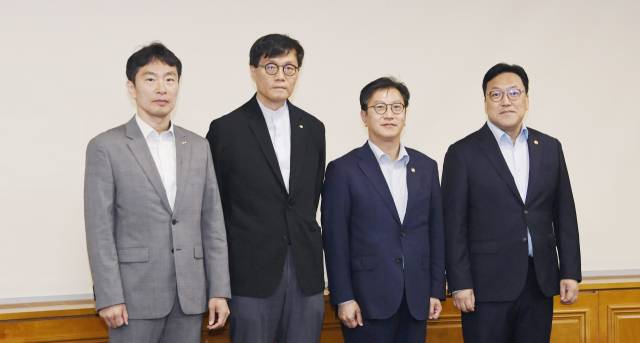 김범석(왼쪽 세번째) 기획재정부 장관 직무대행 1차관이 16일 서울 중구 은행회관에서 열린 '거시경제·금융현안 간담회' 시작에 앞서 기념 촬영하고 있다. 왼쪽부터 이복현 금융감독원장, 이창용 한국은행 총재, 김범석 직무대행, 김병환 금융위원장. 사진 제공=기획재정부