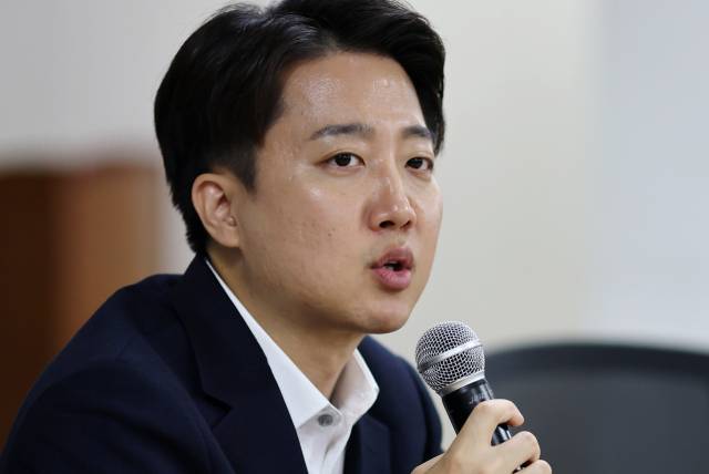 이준석 개혁신당 대선 후보가 15일 중구 서울역 공간모아에서 열린 ‘대한초등교사협회 간담회’에서 발언하고 있다. 연합뉴스