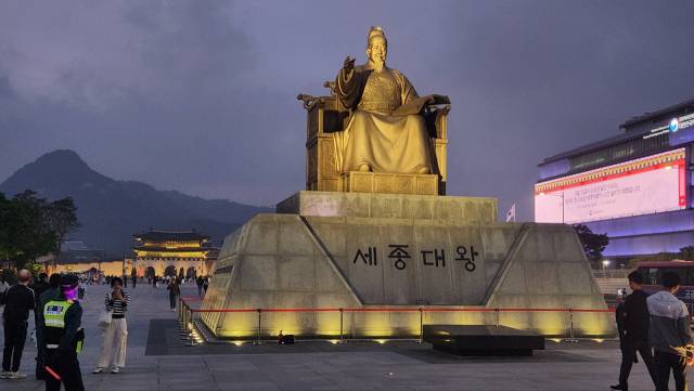 15일 저녁 서울 종로구 광화문 광장 모습. 세종대왕 동상 뒤로 ‘628돌 세종대왕 나신 날 기념행사’가 개최된 경복궁 광화문이 보인다. 오른쪽 대한민국역사박물관 대형 전광판에는 ‘5월 15일이 스승의 날인 이유는 우리 겨레의 큰 스승인 세종이 나신 날이기 때문입니다’라는 글자가 송출되고 있다. 최수문기자
