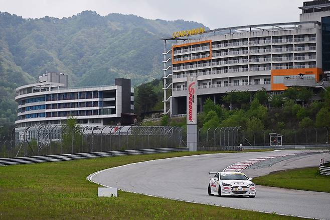제네시스 쿠페 레이스카와 주행 중인 김동은. 사진: 김학수 기자
