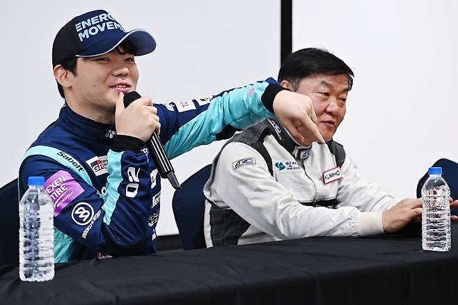 김동은이 경기 중 일어난 '김정수 단장의 스핀'에 대해 이야기하고 있다. 사진: 김학수 기자