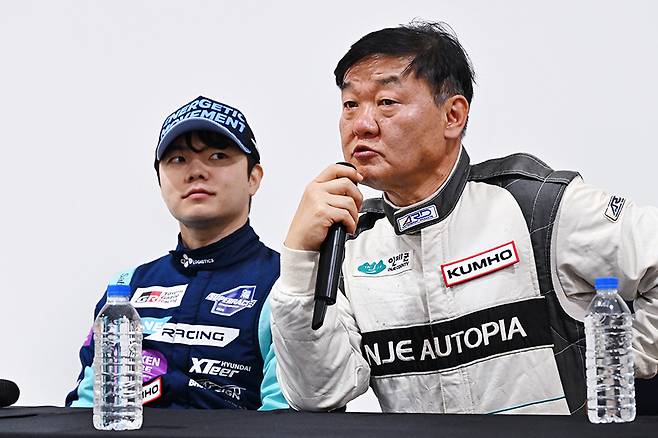 김정수 단장의 답변에 반응하는 김동은. 사진: 김학수 기자