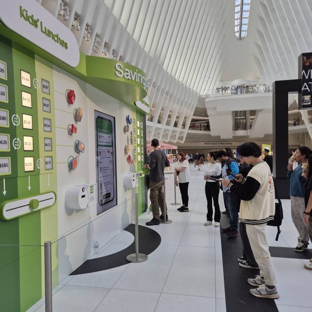 15일(현지시간) 미국 뉴욕 오큘러스에 마련된 우버 부스에서 관람객들이 우버 새 상품에 대한 설명을 듣고 있다. 뉴욕=김성태 기자