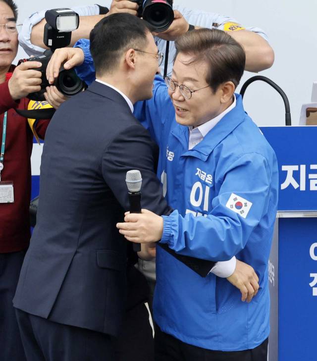 이재명 더불어민주당 대선후보가 16일 전북 익산시 익산역 동부광장에서 열린 유세에서 김상욱 무소속 의원과 포옹하고 있다. 익산=오승현 기자