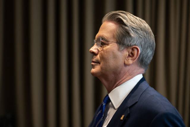 스콧 베선트 미국 재무장관이 12일(현지 시간) 스위스 제네바에서 열린 기자회견을 마친 후 퇴장하고 있다. AFP연합뉴스