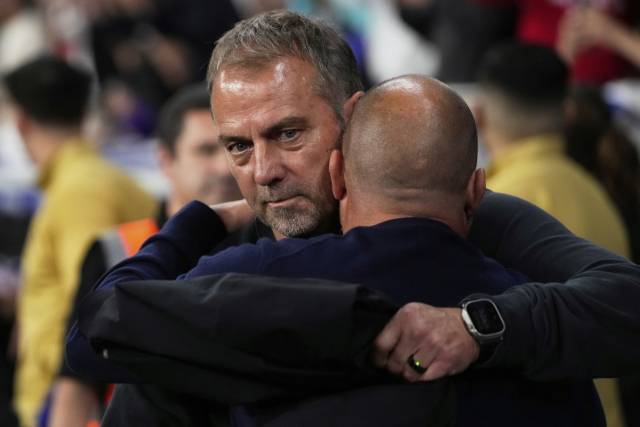 경기 후 에스파뇰 감독의 축하를 받는 한지 플리크 바르셀로나 감독. AP연합뉴스