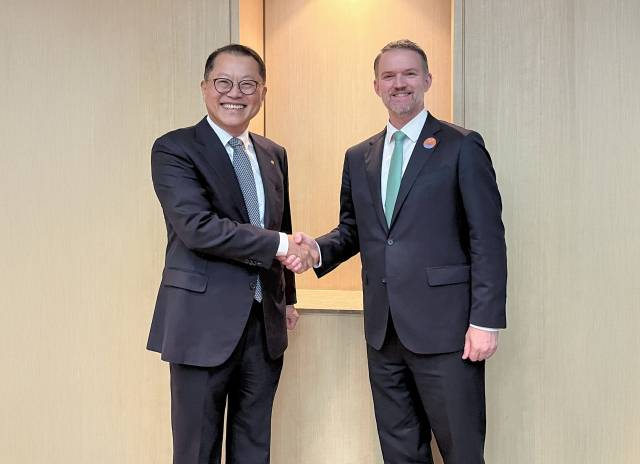 김희철(왼쪽) 한화오션 대표가 16일 제주에서 제이미슨 그리어 미국무역대표부(USTR) 대표와 만나 한미 조선산업 협력 방안에 대해 논의한 뒤 기념 촬영을 하고 있다. 사진 제공=한화오션