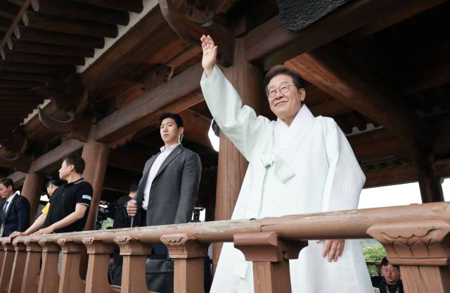 이재명(오른쪽) 더불어민주당 대선 후보가 16일 전북 전주시 청연루에서 청년 국악인들과의 간담회를 마친 뒤 지지자들에게 인사하고 있다. 전주=오승현 기자