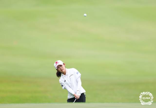 어프로치 샷을 하고 있는 황유민. 사진 제공=KLPGA