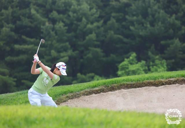 벙커에서 샷을 하고 있는 박현경. 사진 제공=KLPGA