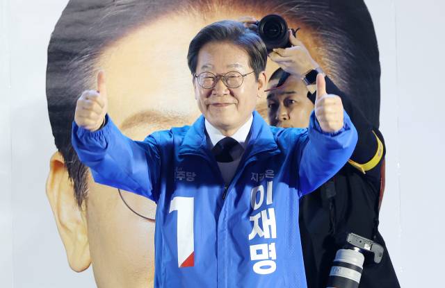 이재명 더불어민주당 대선 후보가 지난 13일 울산 남구 롯데백화점 울산점 광장에서 유권자들에게 지지를 호소하고 있다. 울산=오승현 기자