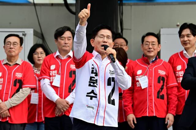 김문수 국민의힘 대선 후보가 지난 13일 부산 중구 자갈치시장에서 유세를 하고 있다. 부산=성형주 기자