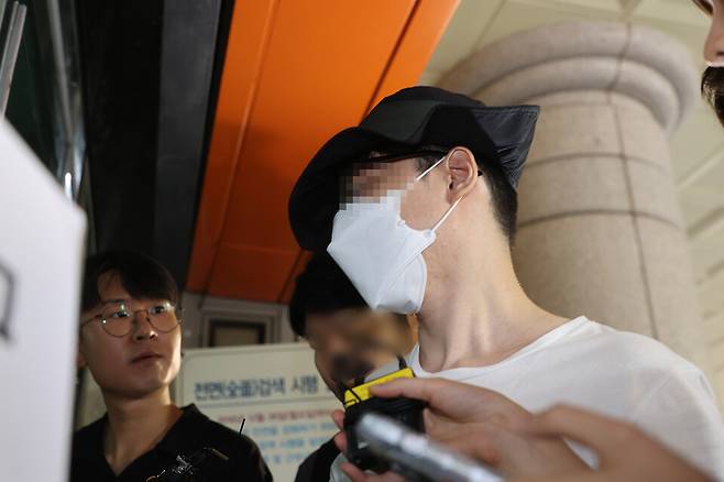 서울 은평구의 한 아파트에서 이웃 주민을 장검으로 살해한 백아무개(37)씨가 2024년 8월1일 구속 전 피의자 심문(영장실질심사)을 받기 위해 서울 마포구 서울서부지법으로 들어서고 있다. ⓒ연합뉴스