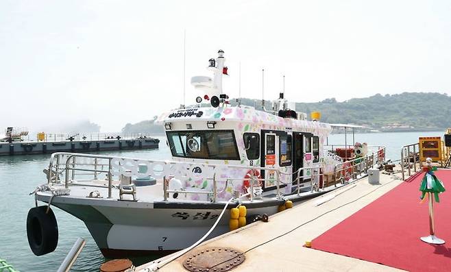 고흥군이 나로도와 쑥섬을 오가는 도선 한 척을 더 띄웠다. 13일 취항 쑥섬 도선 2호. ⓒ고흥군