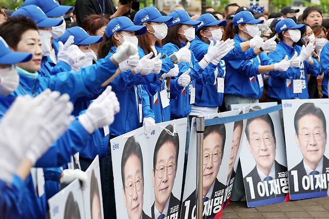 16일 전북 군산시 구시청광장에서 열린 더불어민주당 이재명 대선 후보 유세에서 선거운동원들이 율동하며 지지를 호소하고 있다. ⓒ연합뉴스