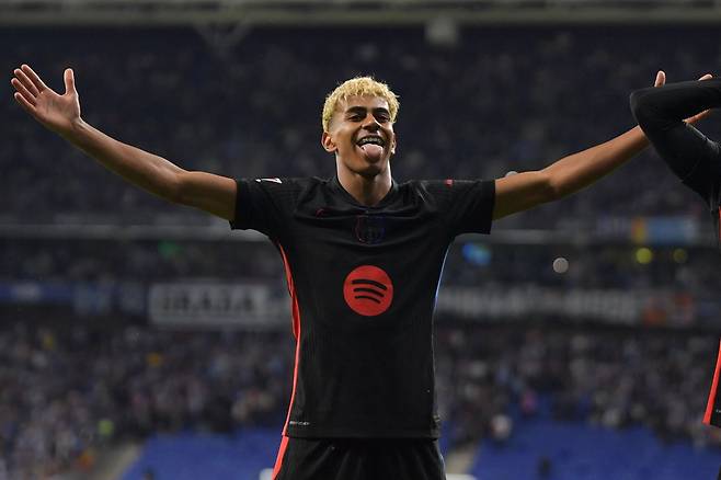 바르셀로나 라민 야말이 16일 에스파뇰전 첫 골을 넣은 뒤 두 팔을 벌려 세리머니하고 있다. AFP연합뉴스