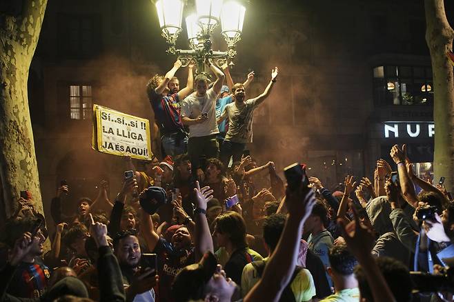 바르셀로나 팬들이 16일 라리가 우승 확정 후 거리에서 기뻐하고 있다. AP연합뉴스