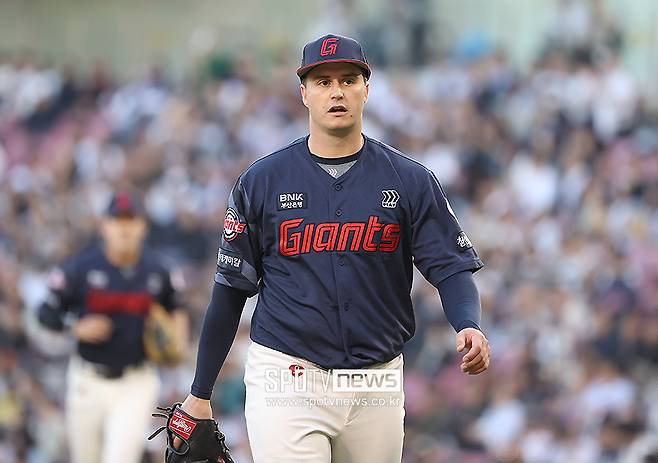 ▲ 올 시즌 안정적인 투구로 롯데 외국인 에이스에 등극한 터커 데이비슨 ⓒ곽혜미 기자