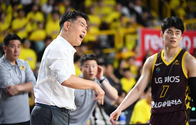 ▲ 조상현 감독(왼쪽) ⓒ KBL