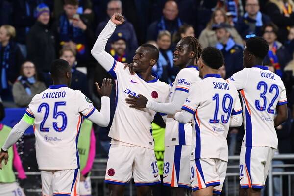 ▲ 첼시는 유로파 컨퍼런스리그 4강 1차전에서 유르고르덴에 4-1로 이겼다. 반면 아스널은 챔피언스리그 4강 1차전에서 파리 생제르맹에 0-1로 패했다. ⓒ연합뉴스/EPA/AFP