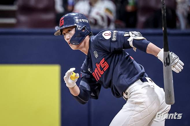 ▲ 헤드샷 여파를 털어내고 16일 1군 엔트리에 등록될 예정인 전민재 ⓒ 롯데 자이언츠