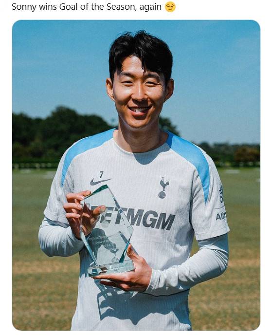 토트넘 올해의 골을 수상한 손흥민이 트로피를 들고 환하게 웃고 있다. /사진=토트넘 공식 SNS 갈무리