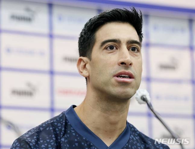 이사나예 라미레즈 남자 배구 대표팀 감독이 취재진의 질문에 답변하고 있다./사진=뉴시스 제공