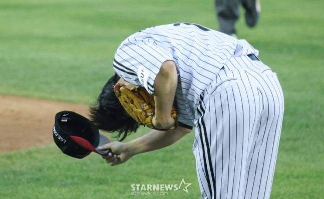 문보경에게 인사하고 있는 임찬규. /사진=김진경 대기자