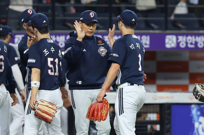 이승엽(오른쪽에서 두 번째) 두산 베어스 감독. /사진=두산 베어스 제공