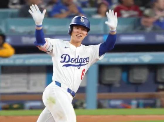 LA 다저스 김혜성이 15일(한국 시각) 애슬레틱스전에서 메이저리그 데뷔 첫 홈런을 터트린 뒤 두 손을 번쩍 들며 그라운드를 돌고 있다. /사진=LA 다저스 공식 SNS