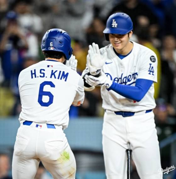 LA 다저스 김혜성(왼쪽)이 15일(한국 시각) 애슬레틱스전에서 메이저리그 데뷔 첫 홈런을 터트린 뒤 오타니와 함께 기쁨을 나누고 있다. /사진=LA 다저스 공식 SNS