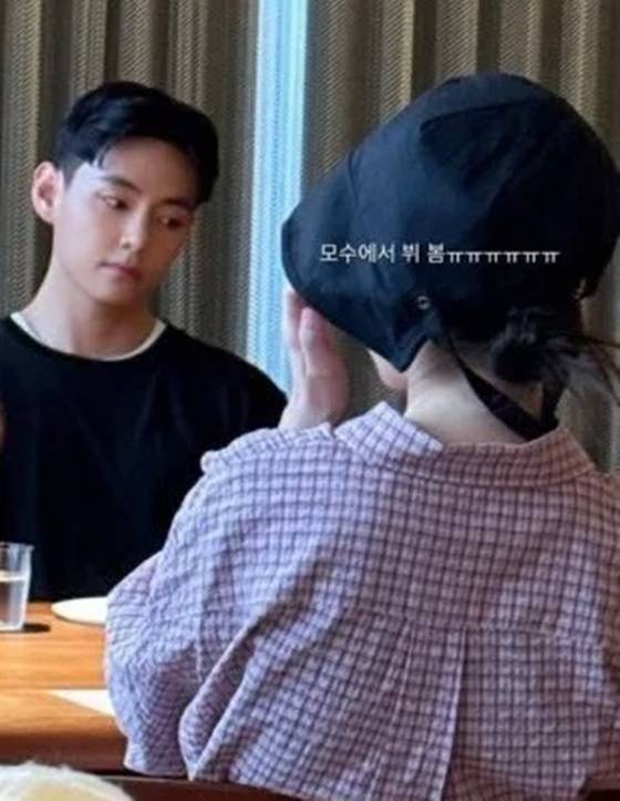 뷔와 아이유로 추정되는 여성/사진=온라인 커뮤니티