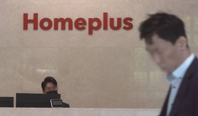 홈플러스가 임대료 조정협상이 무산된 17개 점포 임대인에게 계약 해지를 통보했다.[사진｜뉴시스]