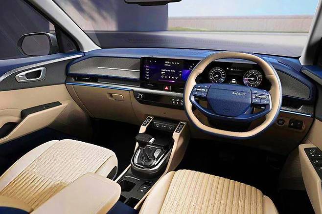 기아 카렌스 클라비스 실내