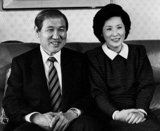 1987년 12월 13대 대통령에 당선한 노태우 대통령(왼쪽)이 부인 김옥숙 여사와 함께 활짝 웃고 있다. 동아DB