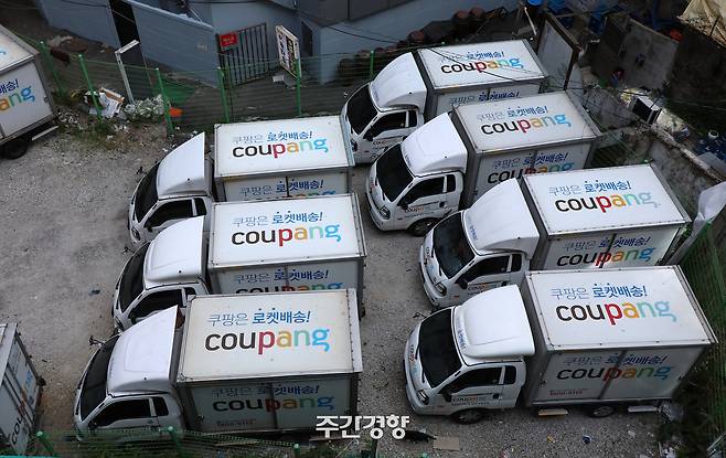 서울 시내 한 주차장에 쿠팡 배송 차량이 주차돼 있다. 권도현 기자