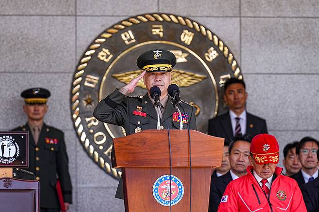 주일석 해병대사령관이 지난 4월 15일 경기 화성시 해병대사령부에서 열린 제76주년 해병대 창설 기념행사에서 거수경례하고 있다. 해병대사령부 제공