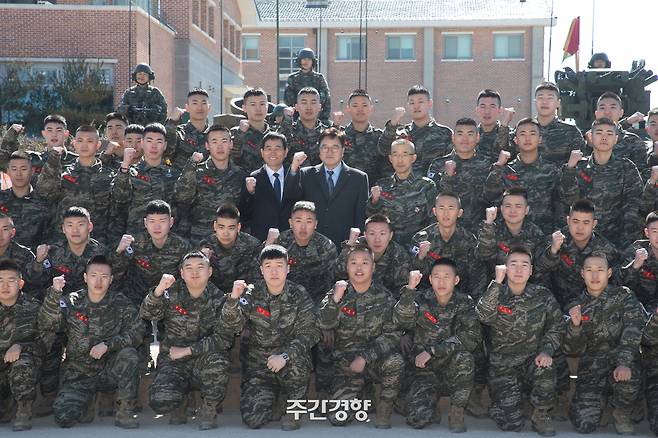 지난 2월 19일 경북 포항시 해병대 1사단을 방문한 우원식 국회의장이 이호종 1사단장을 비롯한 간부들, 장병들과 함께 기념촬영을 하고 있다. 한수빈 기자